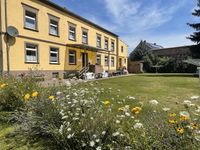 blick &uuml;ber beet zum haus mehr blumen - Kopie